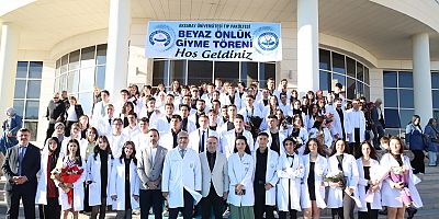 Tıp Fakültesi Öğrencileri Beyaz Önlüklerini Giyerek Hekimliğe İlk Adımlarını Attı